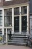 Houten onderpui met twee ingangen en frontale stoep Houten onderpui met twee ingangen en frontale stoep (© Walther Schoonenberg)