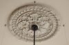 Rozet in stucwerk aan het plafond in het trappenhuis (&copy; Walther Schoonenberg)