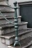 Driepootbaluster van de stoep (&copy; Walther Schoonenberg)