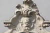 Detail van de topgevel met mannenhoofd (&copy; Walther Schoonenberg)