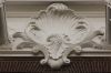 Rococo-ornament op de geveltop (&copy; Walther Schoonenberg)