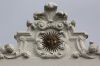 Detail van het opzetstuk met zon (&copy; Walther Schoonenberg)