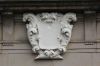 E�n van de twee wapens in de kroonlijst (&copy; Walther Schoonenberg)