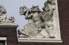 Triton met hoorn op een dolfijn (&copy; Walther Schoonenberg)