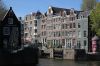 Sint Antoniesluis hoek Snoekjesgracht. Zwanenburgwal 4-6 enz. (&copy; Walther Schoonenberg)
