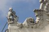 Putti op de hoek van de geveltop (&copy; Walther Schoonenberg)