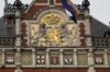 Wapen van Nederland vastgehouden door leeuwen (&copy; Walther Schoonenberg)