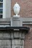 Detail van de ingangspartij (&copy; Walther Schoonenberg)