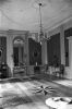 Zaal met schouw en stucplafond