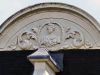 Vulling van fronton met borstbeeld