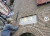 Tobias Snoep bezig met de gevelsteen