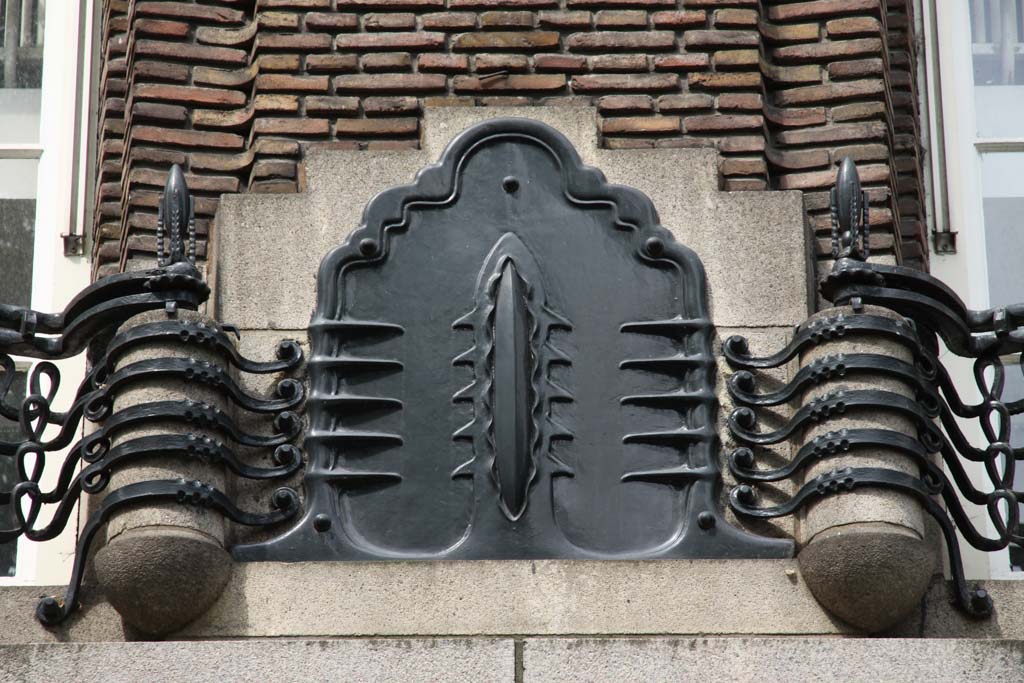 Detail van de gevel: smeedijzeren hekwerk  (&copy; Walther Schoonenberg)