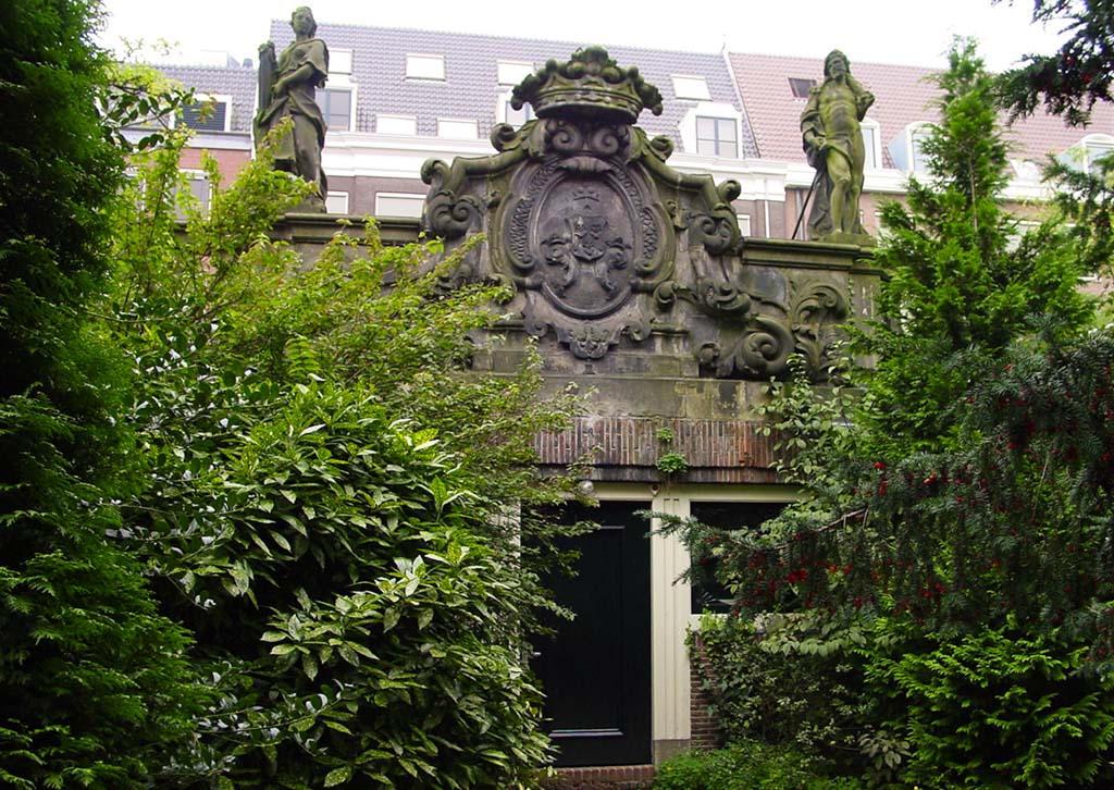 Tuinhuis met beeldhouwwerk van oude pand gesloopt in 1920  (&copy; Walther Schoonenberg)