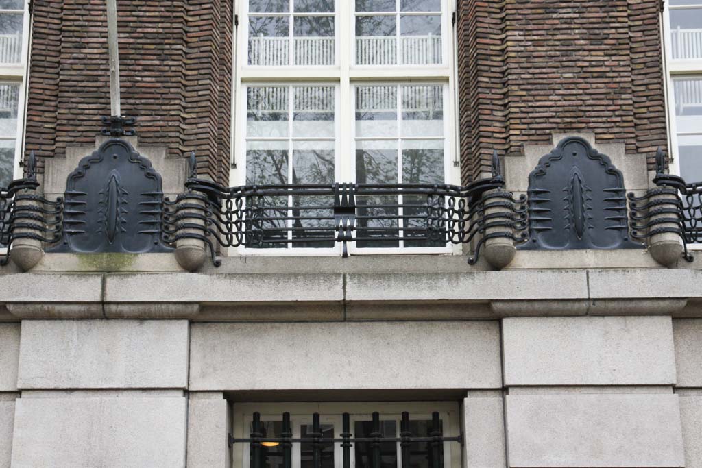 Detail van de gevel: smeedijzeren hekwerk  (&copy; Walther Schoonenberg)