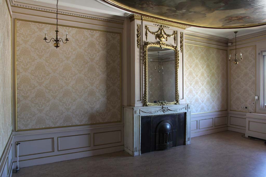 Stijlkamer (salon) met schouw en plafondstuk op de derde verdieping (tegenwoordig vierde verdieping genoemd)  (&copy; Walther Schoonenberg)