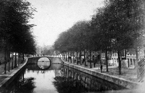 Reguliersgracht gezien van de Keizersgracht naar de Herengracht. Foto Jacob Olie, 1876