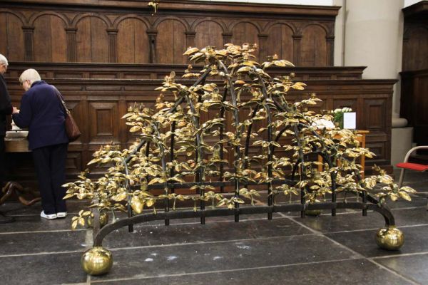 Brandend braambosje, een kunstwerk van Hans 't Mannetje in de Westerkerk (&copy; Walther Schoonenberg)
