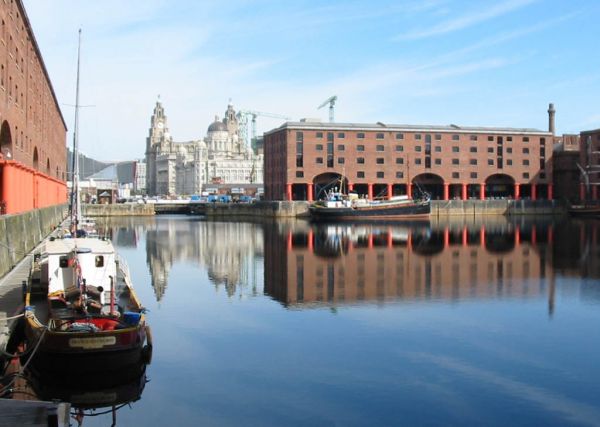Albert Dock Liverpool. Op de achtergrond het historische waterfront met een voorbeeld van de nieuwbouw. Foto © Wikipedia