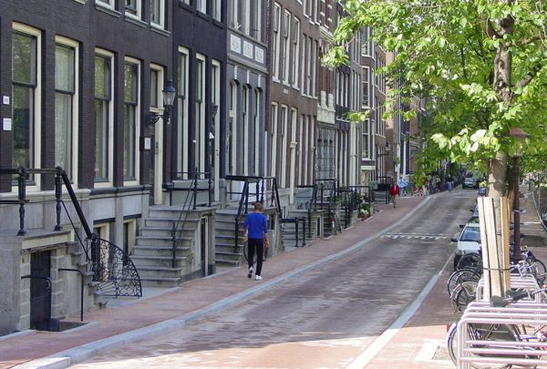 Nieuwe standaard-grachtenprofiel. Het Singel na de herinrichting in 2001. Een voorbeeld van een meubeleiland is rechts te zien. (© Walther Schoonenberg)