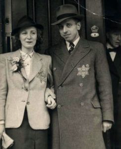 Rolf Hergershausen en zijn vrouw Leentje Zinger met jodenster tijdens hun huwelijk op 13 mei 1942 (collectie Joods Historisch Museum)