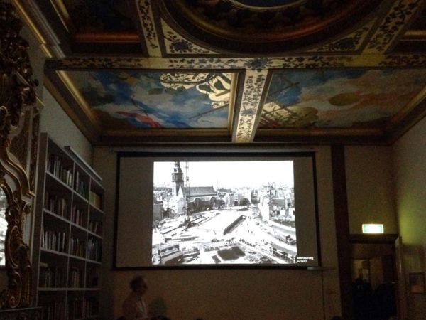 Lezing van Walther Schoonenberg met lichtbeelden in het Huis de Pinto