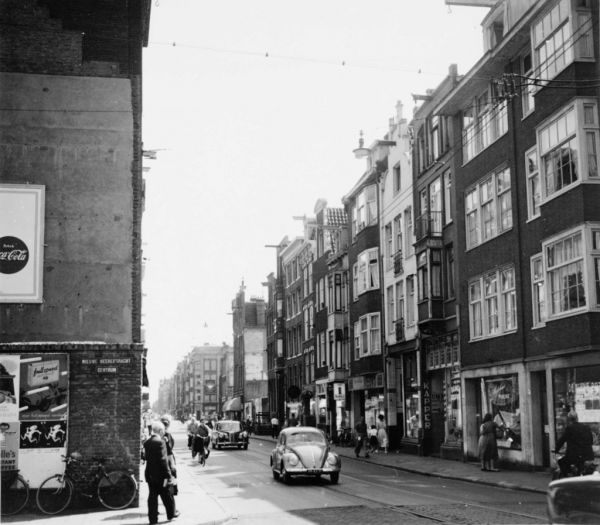 Weesperstraat 2-40, gezien vanaf de Nieuwe Herengracht, vóór de sloop van de straat in de jaren zestig. (Stadsarchief Amsterdam)