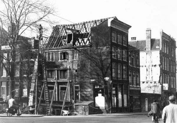Weesperstraat 40 vóór de sloop in de jaren zestig. Links huizen aan de Nieuwe Keizersgracht. (Stadsarchief Amsterdam)